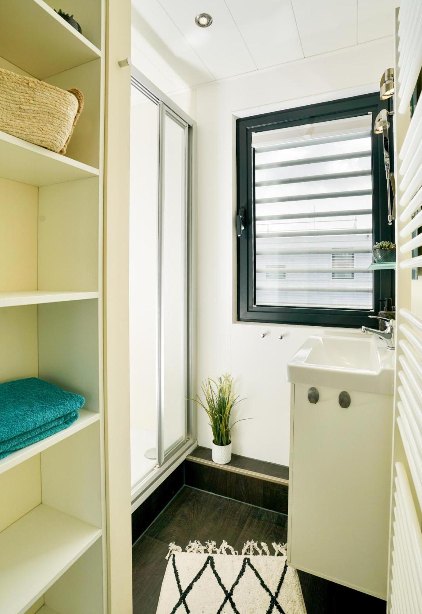 Exklusives Ostsee-Hausboot, Kueche Mit Spueler, Tv, Grosse Sonnenterrasse, 3X Kostenfreie Kfz-Parkplaetze, Klimaanlage, Bis Zu 6 Personen, 2X Baeder, Waschmaschine Boltenhagen  Exterior photo