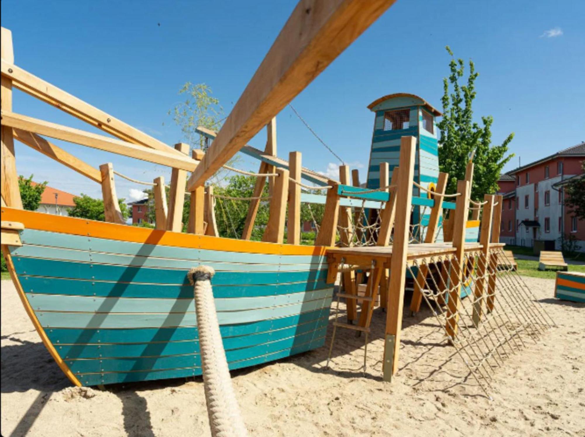 Exklusives Ostsee-Hausboot, Kueche Mit Spueler, Tv, Grosse Sonnenterrasse, 3X Kostenfreie Kfz-Parkplaetze, Klimaanlage, Bis Zu 6 Personen, 2X Baeder, Waschmaschine Boltenhagen  Exterior photo