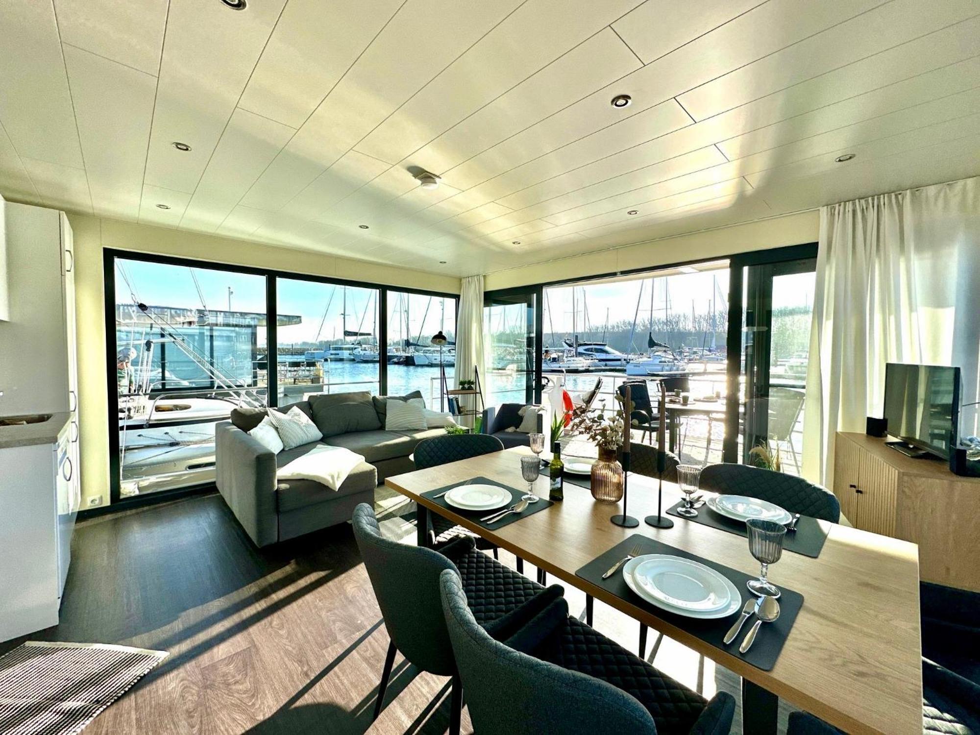 Exklusives Ostsee-Hausboot, Kueche Mit Spueler, Tv, Grosse Sonnenterrasse, 3X Kostenfreie Kfz-Parkplaetze, Klimaanlage, Bis Zu 6 Personen, 2X Baeder, Waschmaschine Boltenhagen  Exterior photo